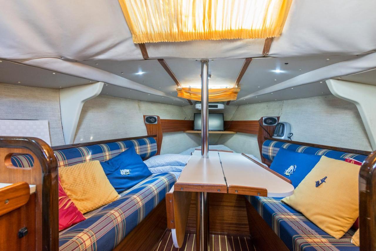 Pequeno Velero En Port Forum Ideal Para Backpackers Сан-Адріа-де-Бесос Екстер'єр фото